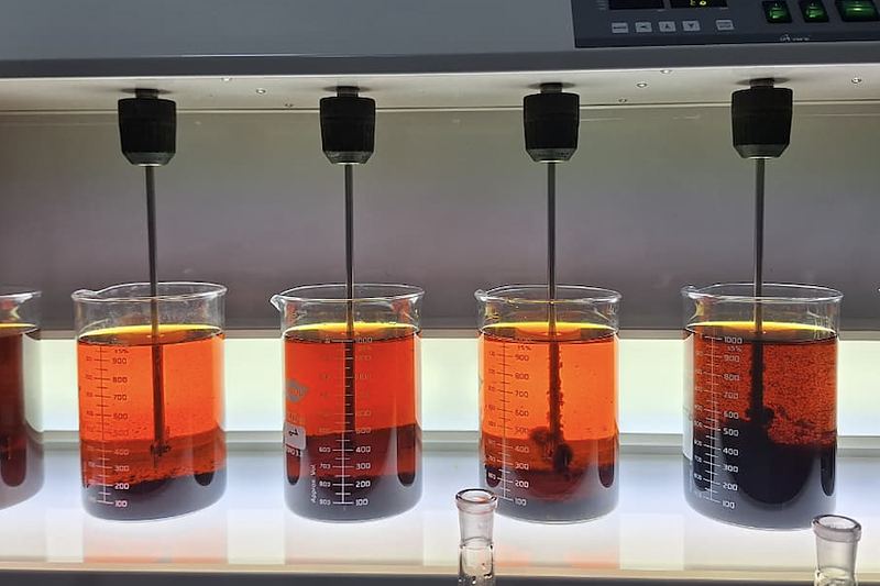 Prueba de jarras sobre agua textil sintética teñida con rojo de metilo